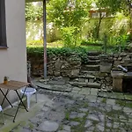 Charming With Garden Near Parking And Ndk Apartament